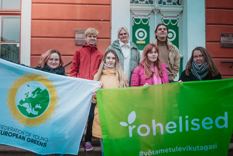 Juhatus uues koosseisus Tartu Raekoja ees.